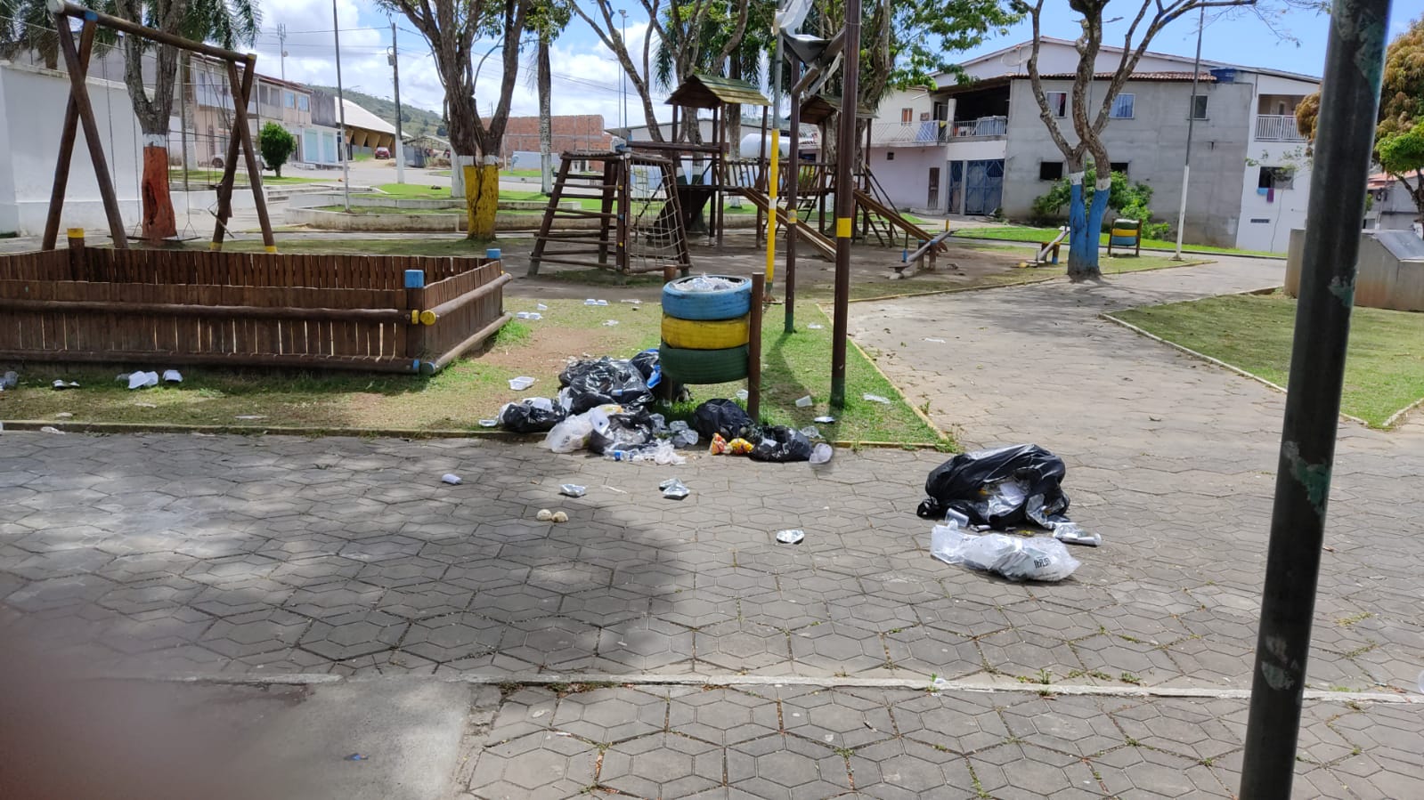 lixo na Praça Orlando Spínola
