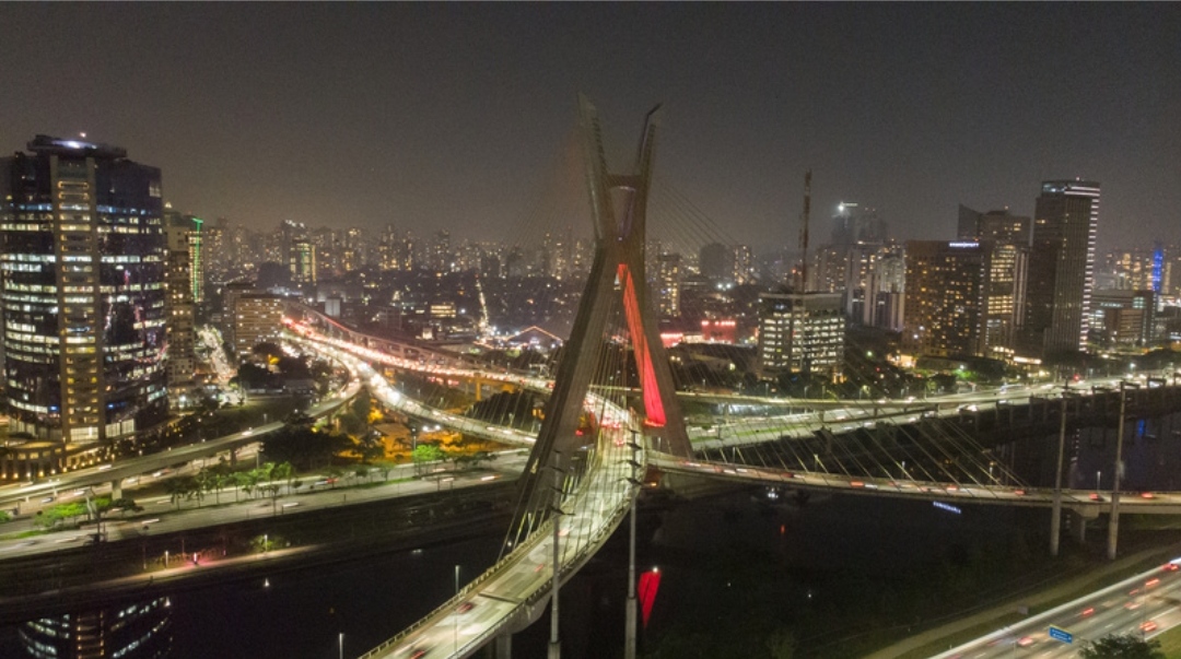 Campanha 'Sinal Vermelho' faz iluminação especial em pontos de São Paulo e Salvador
