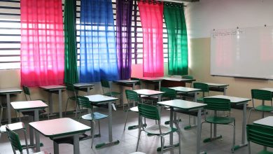 São Paulo - Sala de aula vazia da Escola Estadual Terezine Arantes Ferraz Bibliotecaria, no Parque Casa de Pedra, zona norte da capital.