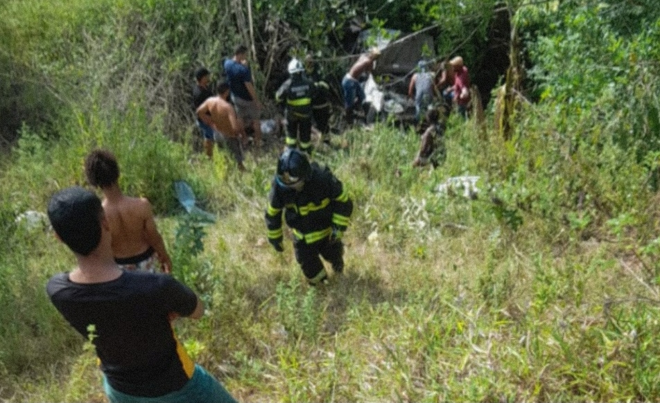 Veículo perde o controle e cai em ribanceira na BR-101, em Santo Antônio de Jesus