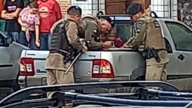 Homem sofre surto psicótico e pisoteia veículos na Feira Livre de Santo Antônio de Jesus