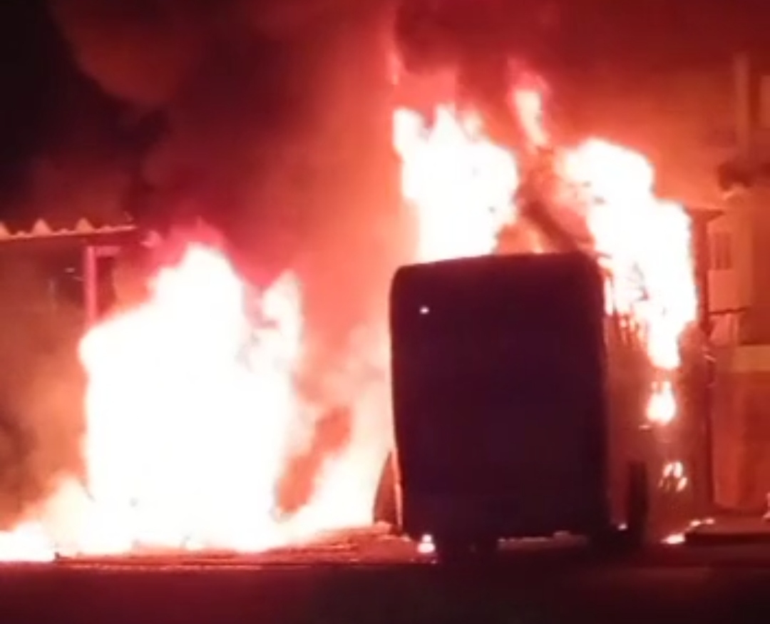 Ônibus pegam fogo no pátio da rodoviária de Amargosa na noite desta quinta