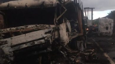Após acidente, veículos pegam fogo e uma pessoa morre na BR-116 em Itajuba
