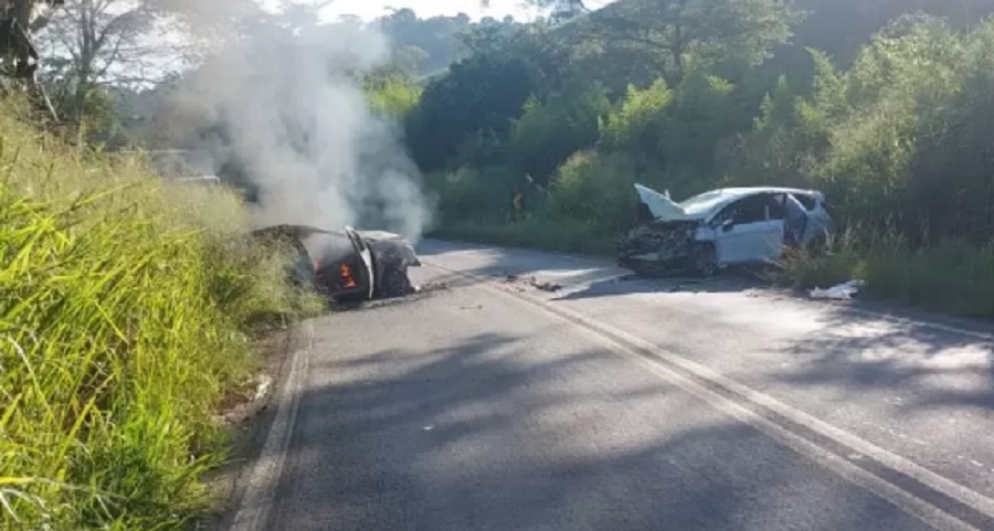 Dois carros se envolvem em acidente na BA-420 entre Mutuípe e Jiquiriçá nesta quarta