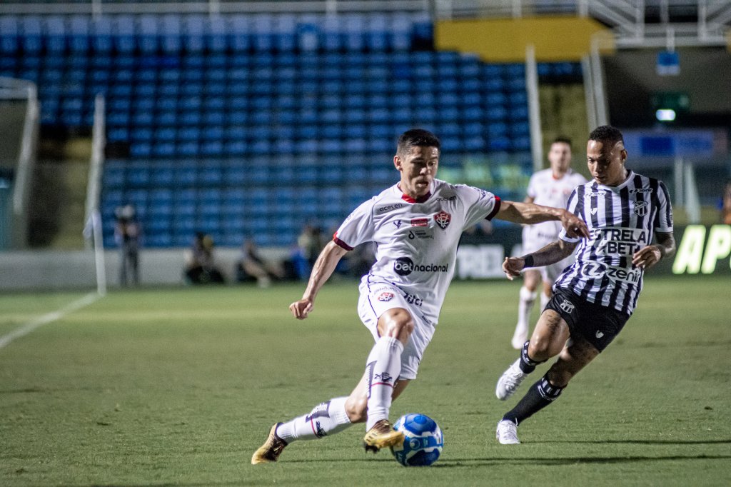 Vitória vence o Ceará, mantém 100% de aproveitamento e se isola na liderança da Série B