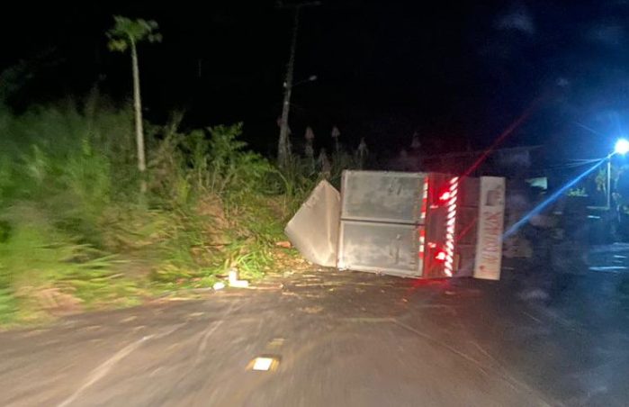 Carreta tomba próximo a Baixinha no município de Mutuípe no Vale do Jiquiriçá