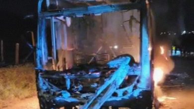 Ônibus escolar pega fogo na noite desta sexta-feira no município de Mutuípe
