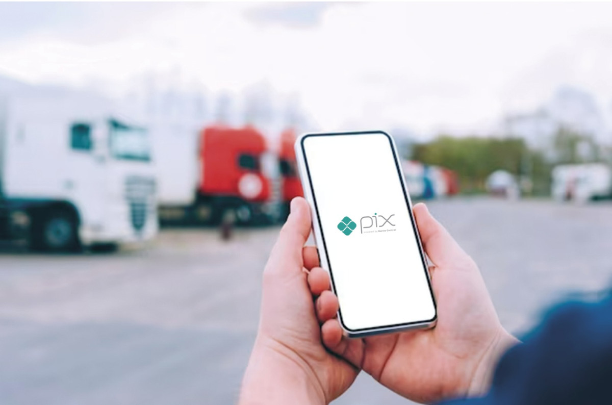 Nova lei permite que caminhoneiros recebam frete pelo PIX - aplicativo - celular