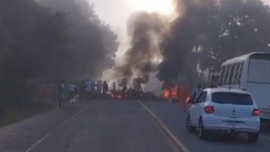 Moradores de Cachoeira protestam pedindo recuperação de estradas