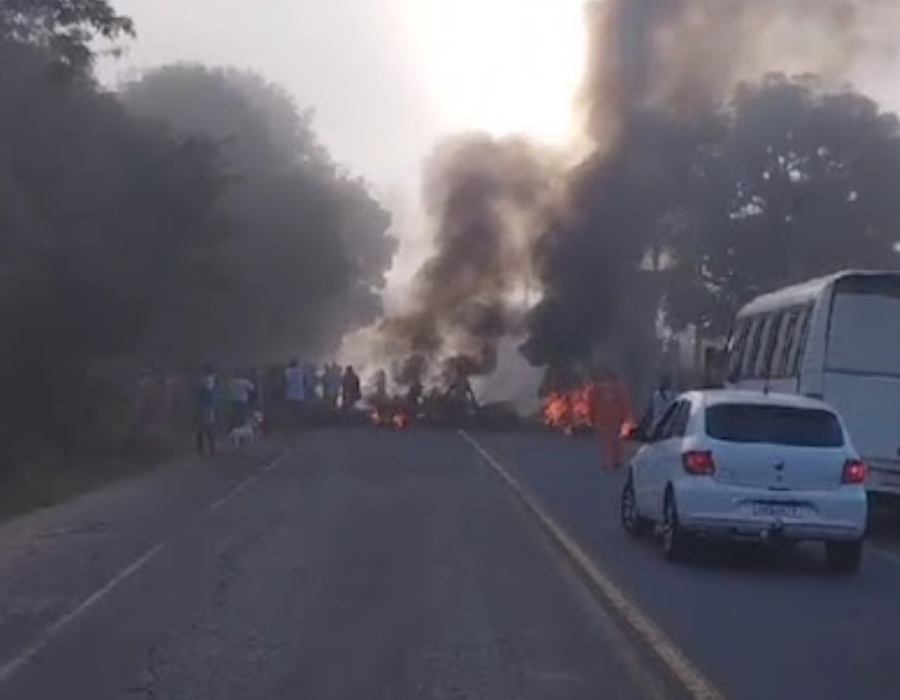 Moradores de Cachoeira protestam pedindo recuperação de estradas