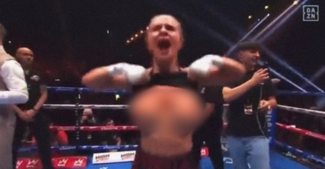 Boxeadora ganha luta e exibe os seios na comemoração ao vivo em evento