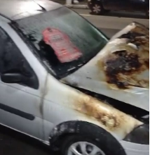 Carro pega fogo no Centro de Santo Antônio de Jesus nesta sexta-feira