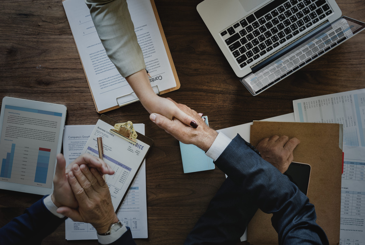 Empresas de médio porte podem obter crédito no exterior - mãos dadas - união - negócio
