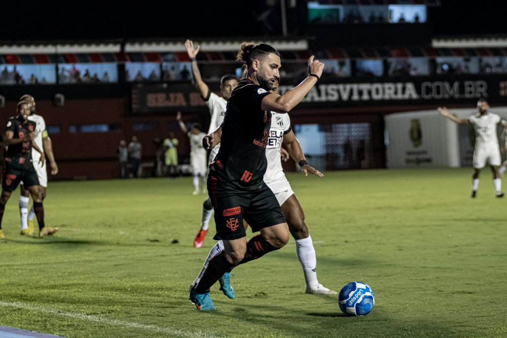 Vitória segura pressão, vence Ceará no Barradão e abre vantagem no G-4
