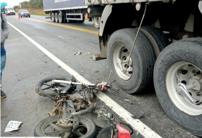 Padrasto e enteado morrem em acidente entre moto e carreta na BR-116, trecho de Serrana, em Brejões