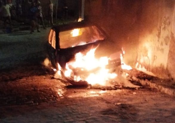 Carro é encontrado incendiado na Praça da Minguara em Amargosa