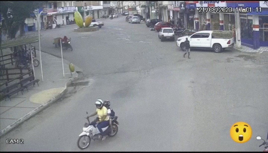 Câmeras registram duas motos se colidindo no centro de Mutuípe