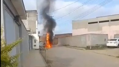 Moto pega fogo após queda de fiação elétrica em Santo Antônio de Jesus