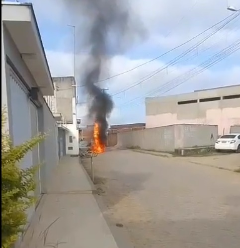 Moto pega fogo após queda de fiação elétrica em Santo Antônio de Jesus