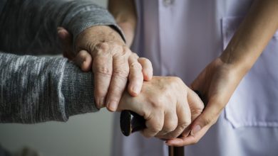 Envelhecimento populacional pode aumentar demanda por cuidadores de idosos