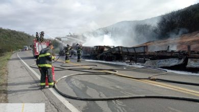 Carreta pega fogo na BR-116 e incêndio bloqueia trânsito na rodovia, trecho de Milagres