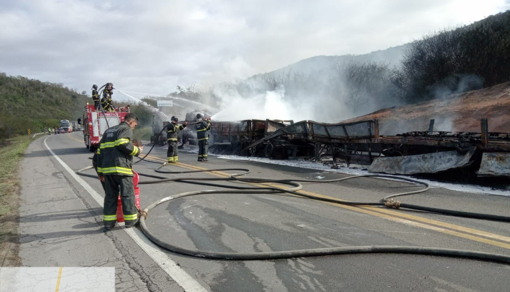 Carreta pega fogo na BR-116 e incêndio bloqueia trânsito na rodovia, trecho de Milagres