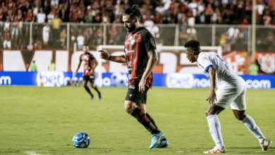 Com dois de Gamalho, Vitória vence Avaí e segue na liderança da Série B