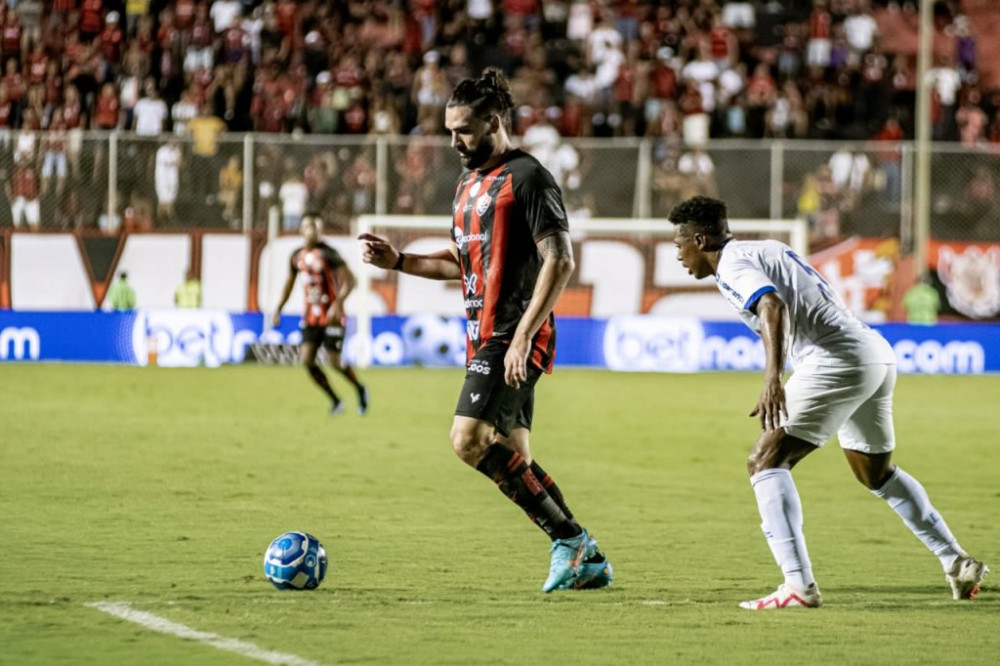 Com dois de Gamalho, Vitória vence Avaí e segue na liderança da Série B
