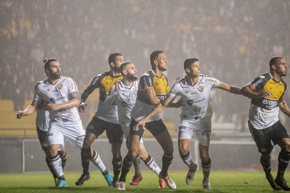 Vitória sofre revés e perde para Crisciúma, mas continua líder da série B