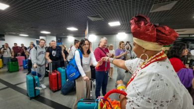 Turistas poloneses chegam à Bahia em voo inédito direto de Varsóvia