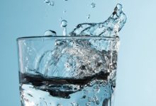 Hábito de ingerir água evita problemas causados pela desidratação - copo