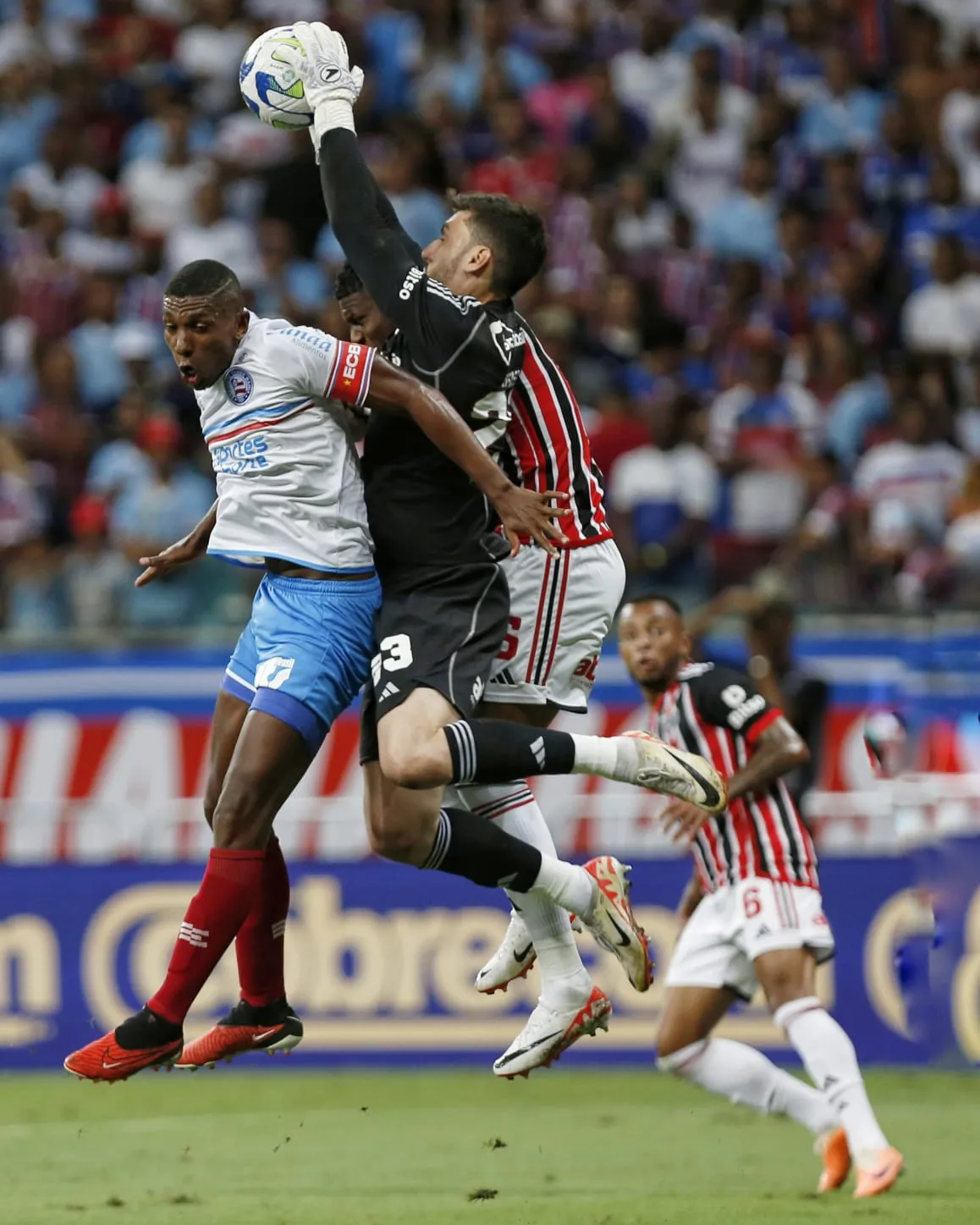 Bahia toma gol no fim, perde para o São Paulo e se complica na Série A