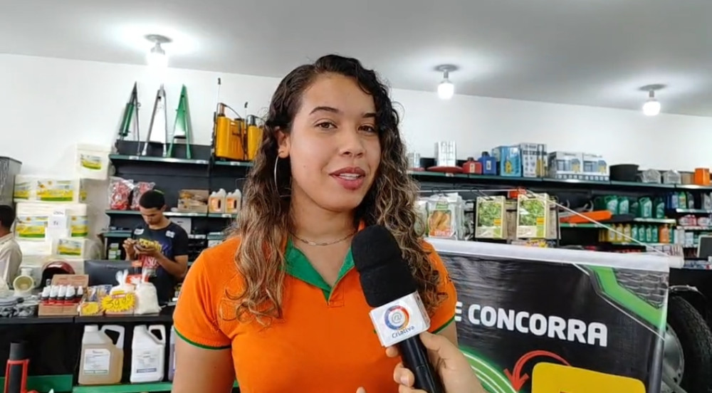 Diretora de Marketing da Matecol, Carol, fala do segundo sorteio de uma moto em São Miguel