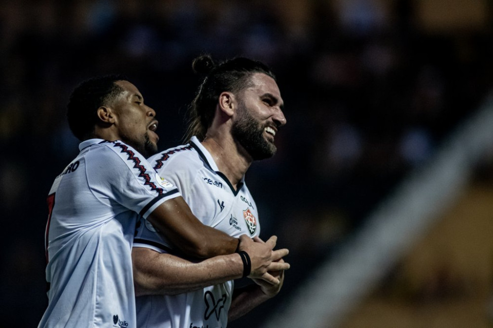 De virada, Vitória vence Novorizontino, sobe para a elite e coloca a mão na taça da Série B