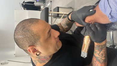 Micro tatuagens de estilo “fine line” atraem Geração Z