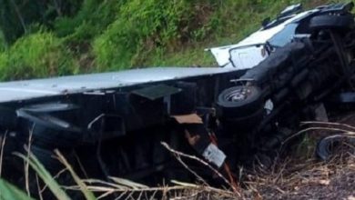 Carreta tomba na BR-101, trecho de Sapeaçu e motorista fica ferido