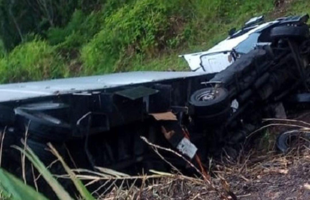 Carreta tomba na BR-101, trecho de Sapeaçu e motorista fica ferido