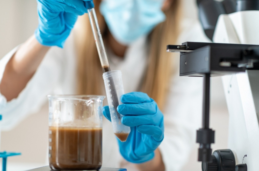Transplante de fezes avança no SUS como opção de tratamento para infecções resistentes a antibióticos