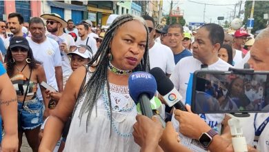 Deputada Olívia Santana fala do ato validando a democracia no país e participa durante a Lavagem do Bonfim