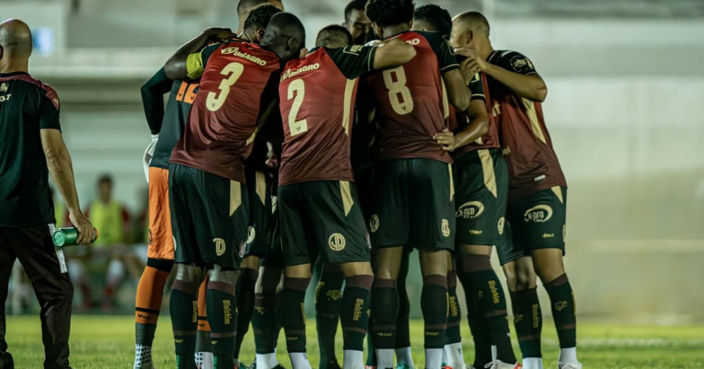 Maycon Cleiton falha duas vezes e Vitória perde para a Juazeirense pela Copa do Nordeste