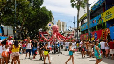 Tradicional e irreverente Mudança do Garcia leva milhares de foliões às ruas 