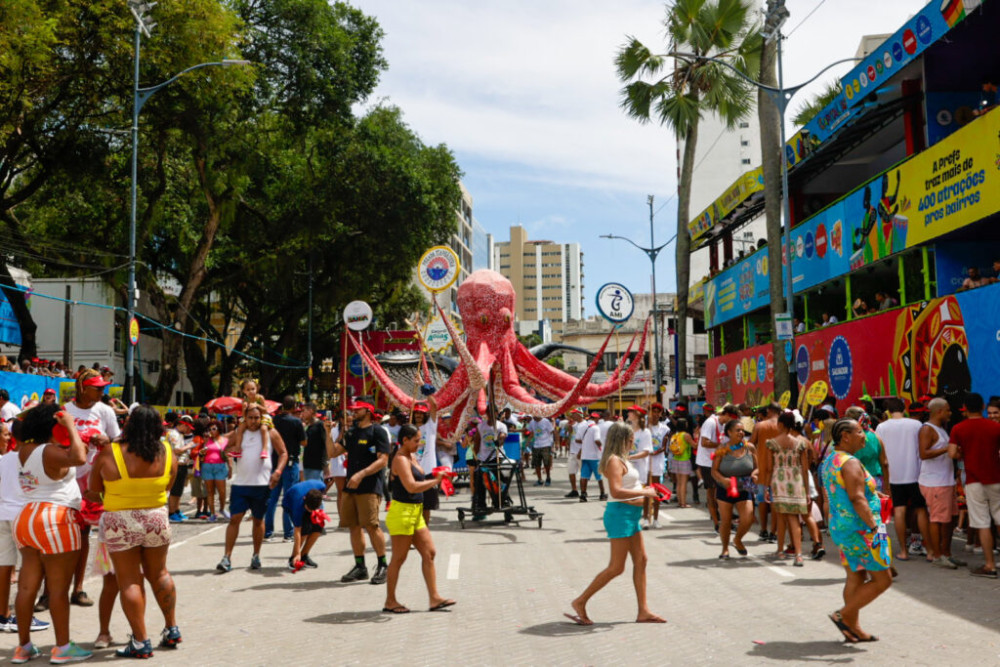 Tradicional e irreverente Mudança do Garcia leva milhares de foliões às ruas 