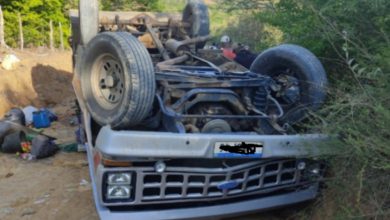 Jovem morre após caminhão tombar em estrada vicinal do município de Maracás