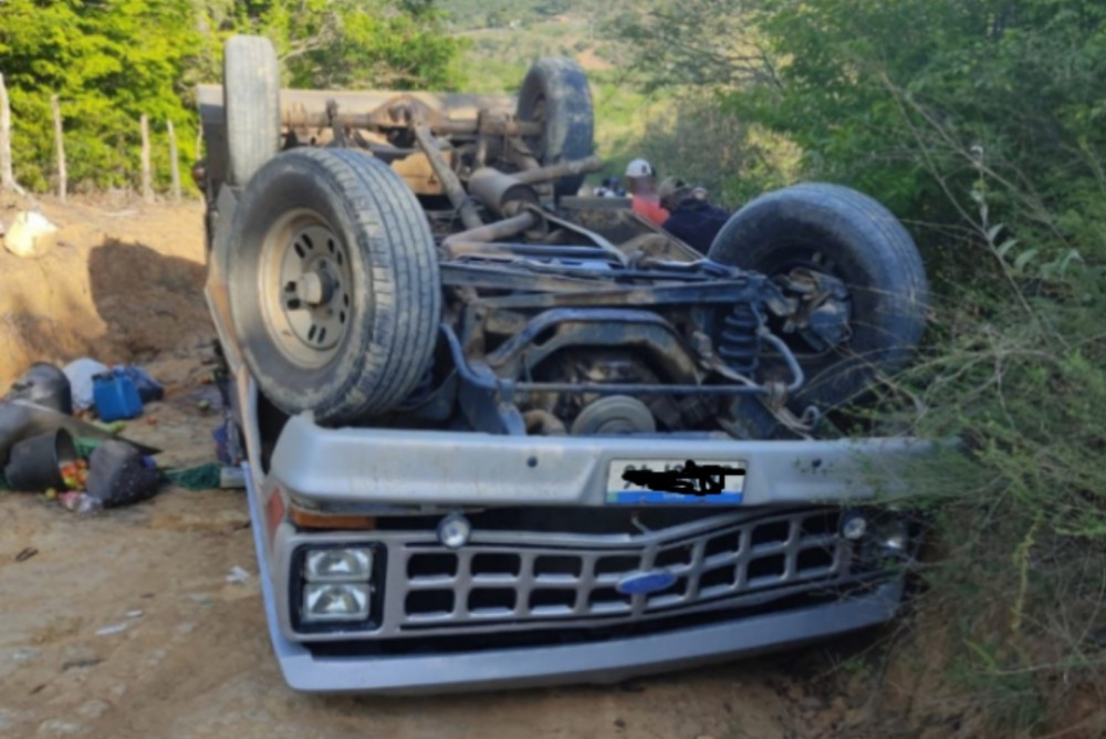 Jovem morre após caminhão tombar em estrada vicinal do município de Maracás