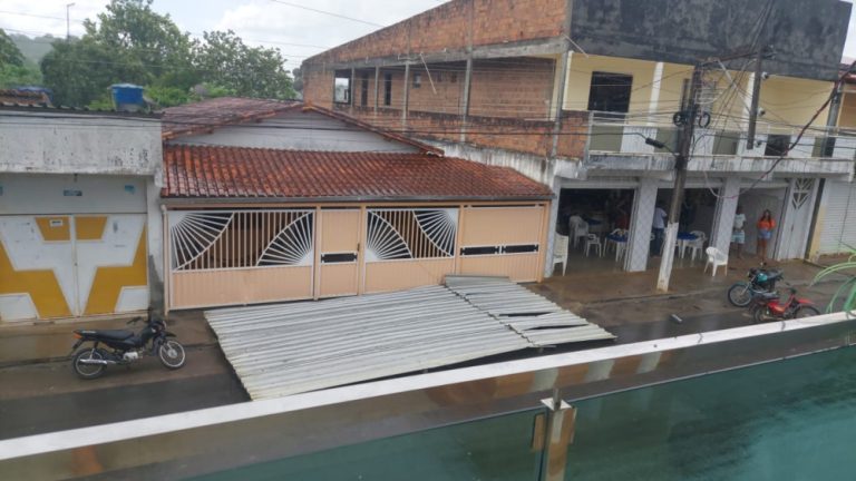Vento forte destelha casa em Engenheiro Pontes em Laje e deixa localidade sem energia