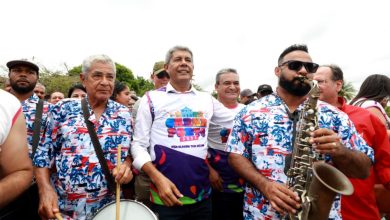 Governador Jerônimo Rodrigues prestigia Carnaporto em Cândido Sales, destacando importância econômica e turística para o interior