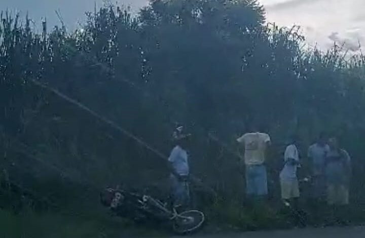 Colisão entre moto e carro deixa dois feridos na BA 026 entre Varzedo e Santo Antônio de Jesus