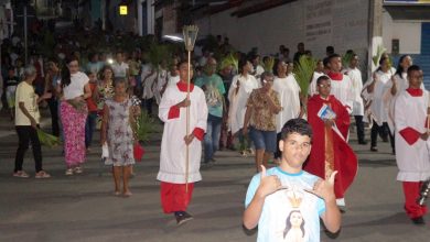 Fiéis católicos realizam o tradicional Domingo de Ramos na cidade de Brejões