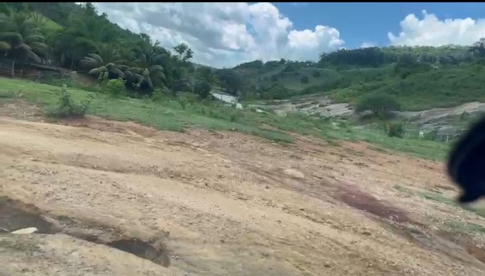 Morador registra situação da estrada próximo a fazenda Timbó em Amargosa