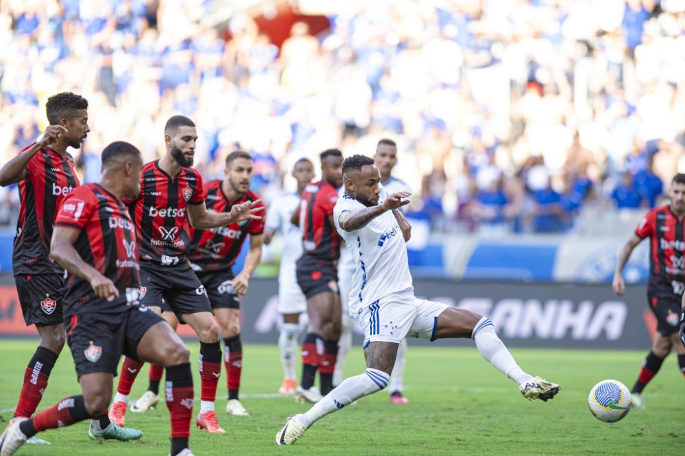 Vitória faz partida ruim, perde para o Cruzeiro e fica no Z-4